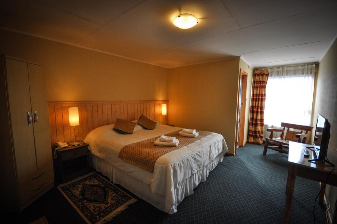 Hostal Los Pinos Puerto Natales Bagian luar foto