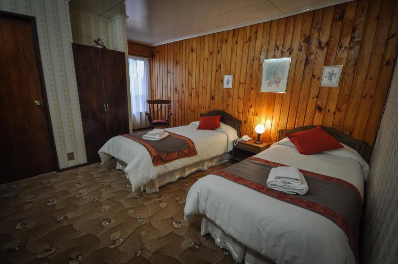 Hostal Los Pinos Puerto Natales Bagian luar foto