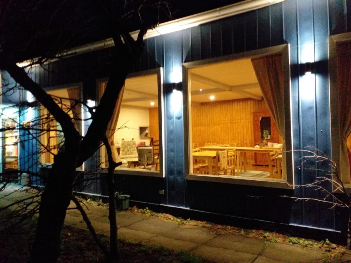 Hostal Los Pinos Puerto Natales Bagian luar foto