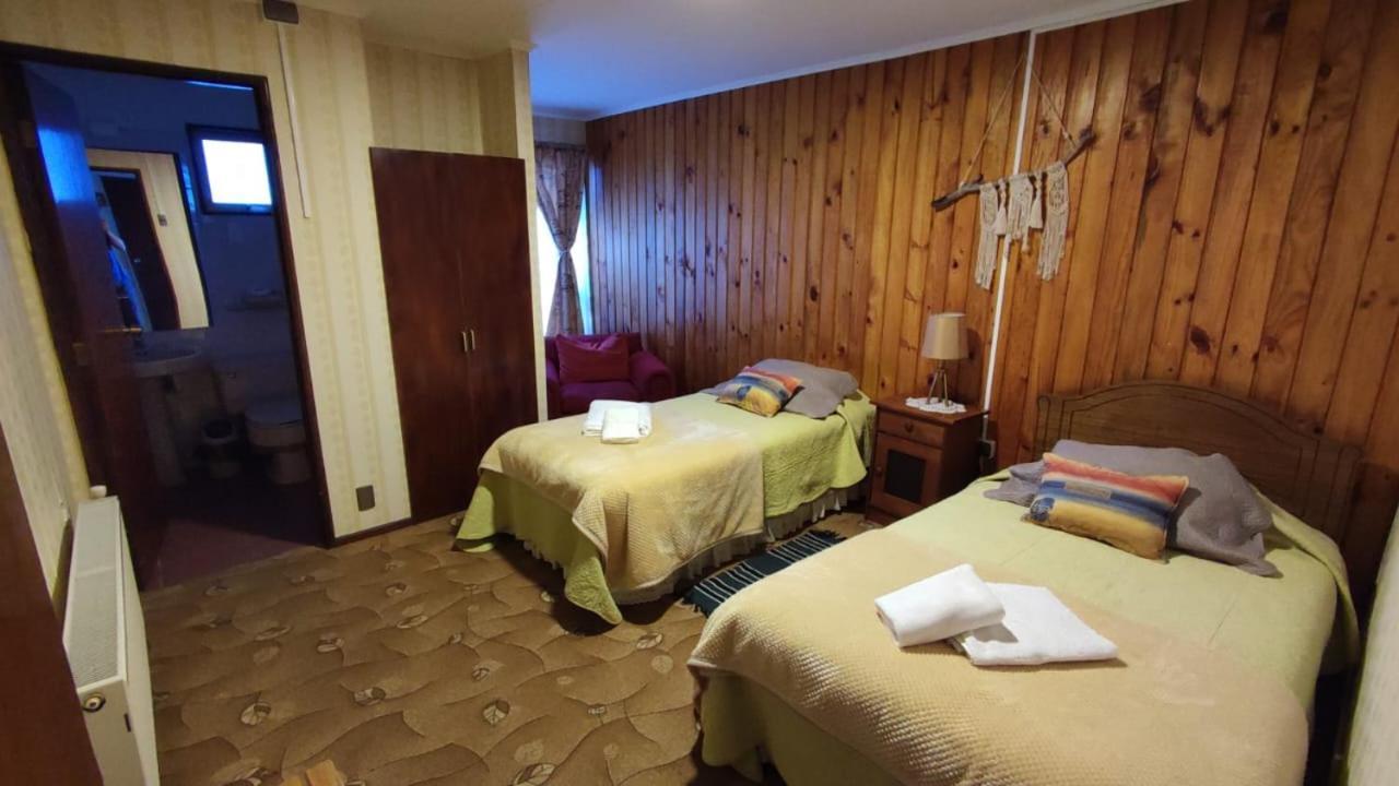 Hostal Los Pinos Puerto Natales Bagian luar foto