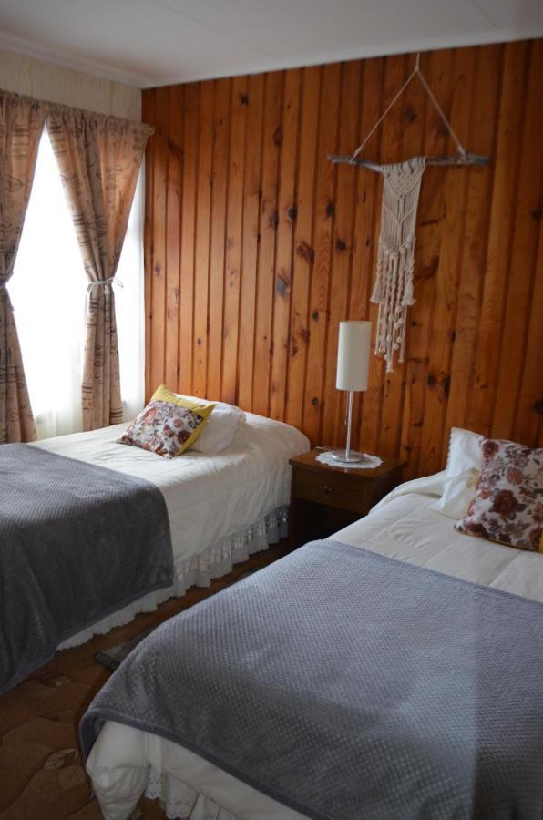 Hostal Los Pinos Puerto Natales Bagian luar foto