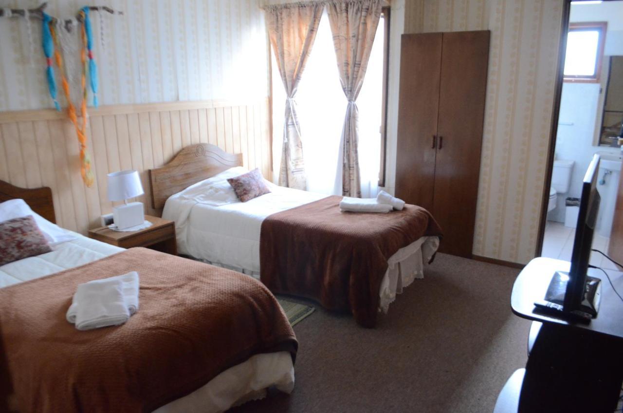 Hostal Los Pinos Puerto Natales Bagian luar foto