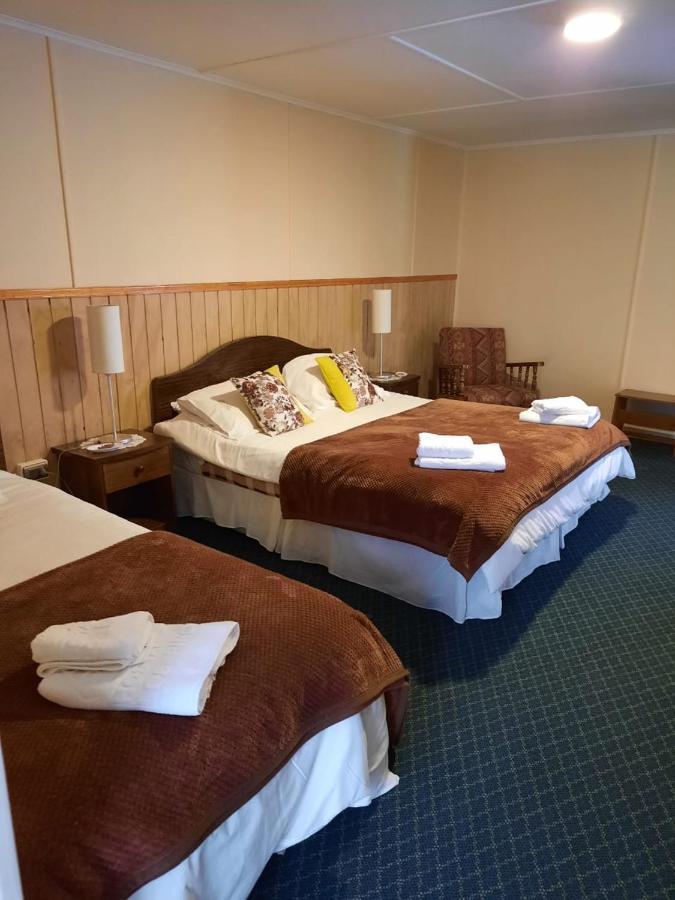Hostal Los Pinos Puerto Natales Bagian luar foto