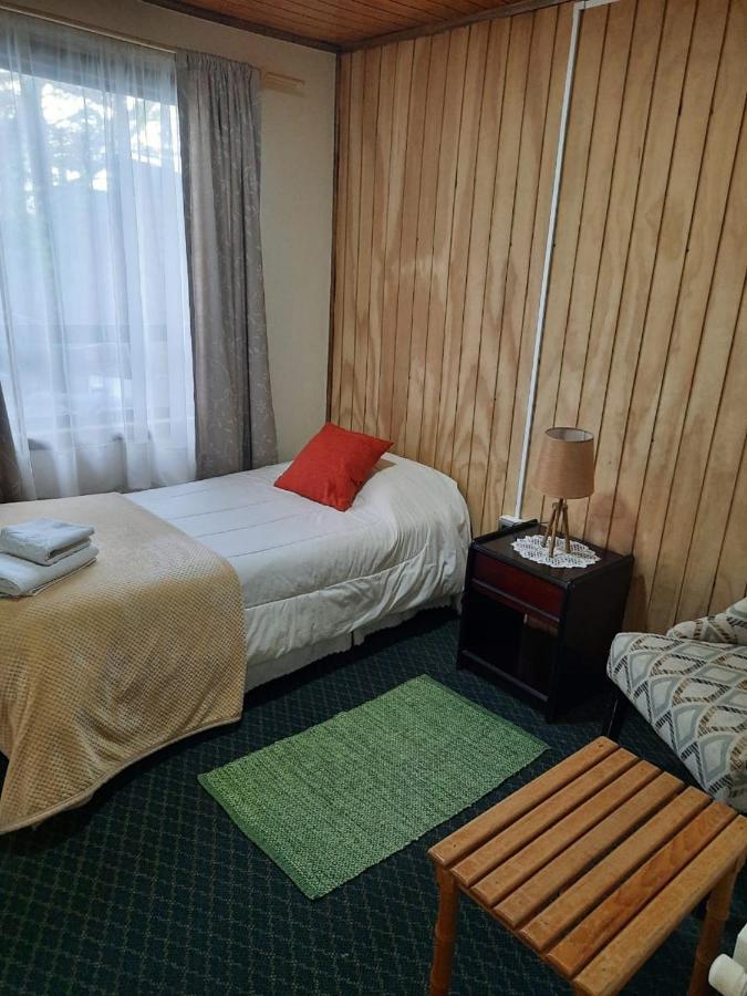 Hostal Los Pinos Puerto Natales Bagian luar foto