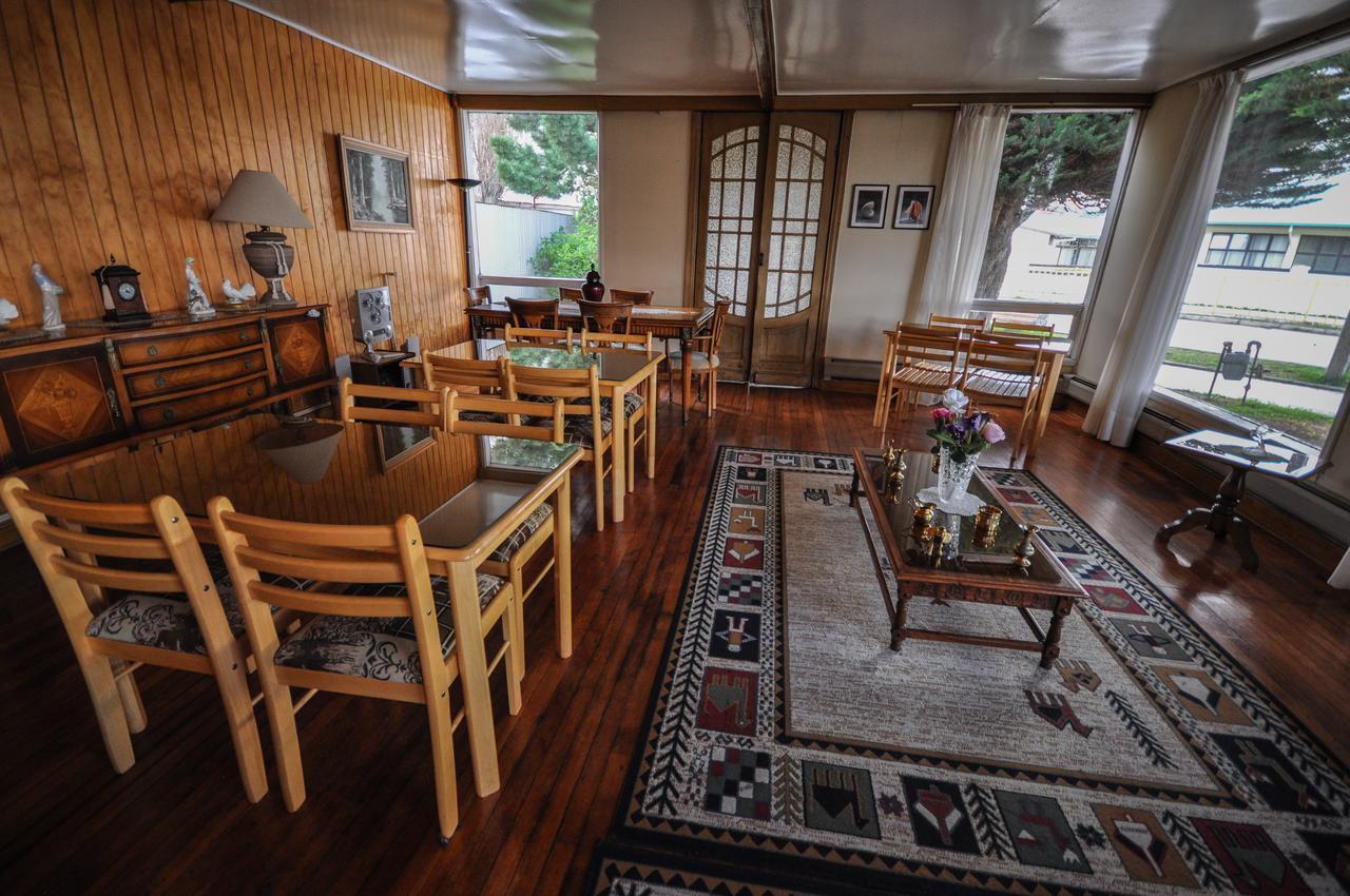 Hostal Los Pinos Puerto Natales Bagian luar foto