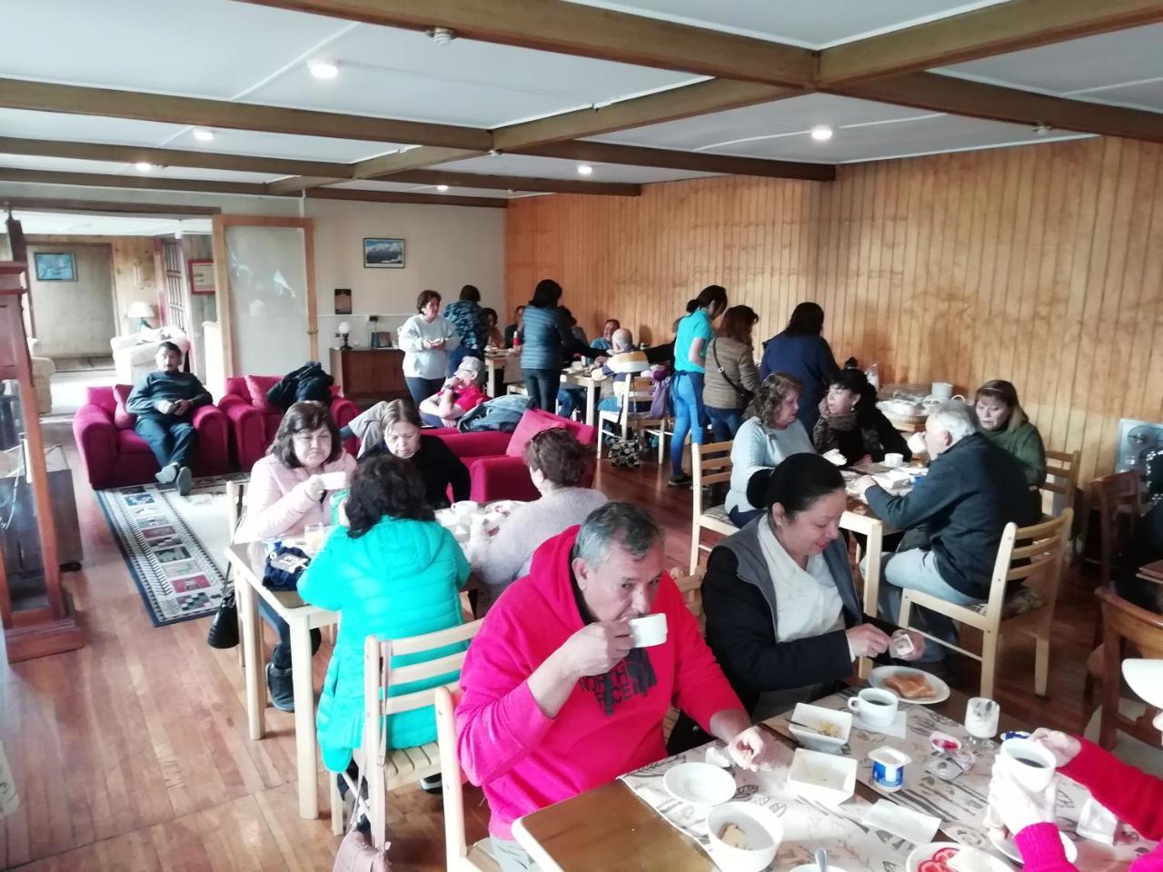 Hostal Los Pinos Puerto Natales Bagian luar foto