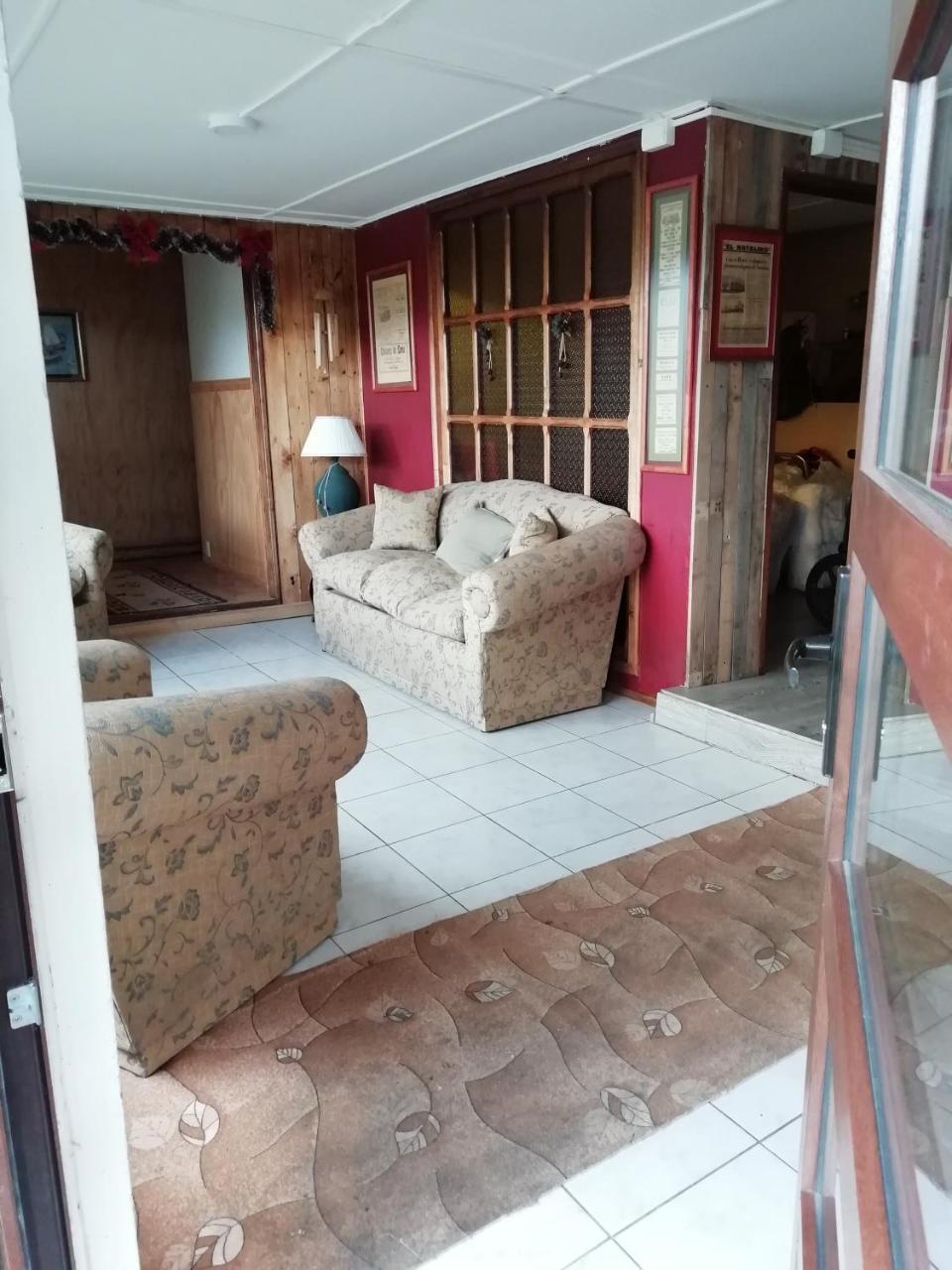 Hostal Los Pinos Puerto Natales Bagian luar foto